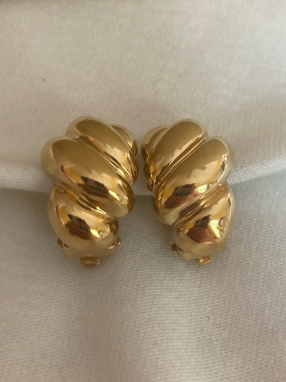 Ciner Signed Vintage Twisted Clip on Earrings